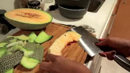 哈密瓜晚上吃可以吃吗  第1张