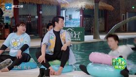 吃瓜意外落水,吃瓜群众变身“落水英雄”  第2张