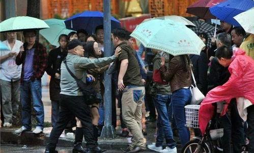 吃瓜意外落水,吃瓜群众变身“落水英雄”  第3张