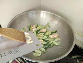 吊瓜炒着吃的做法  第2张